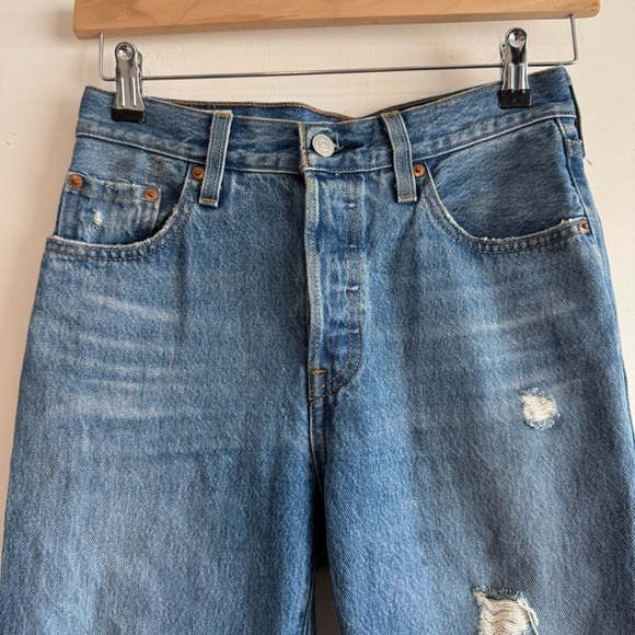 Levi's Women's 501 Original Fit Button Fly Classic Distressed Jeans 25 - Picture 3 of 10
